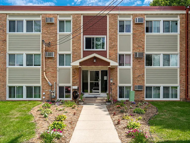 Pinehurst Apartments — Photo 14