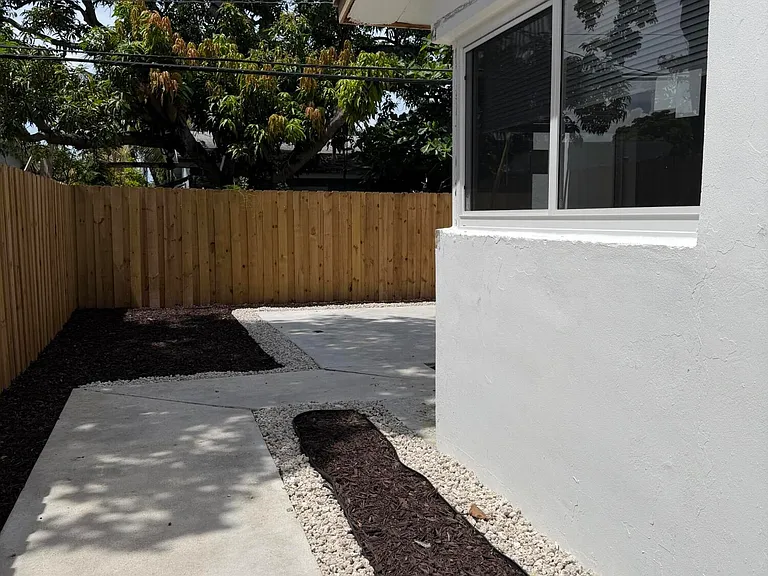 411B NE 57th Ct — Photo 11