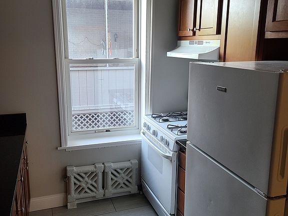 4th image of 10 Farrington Ave #4