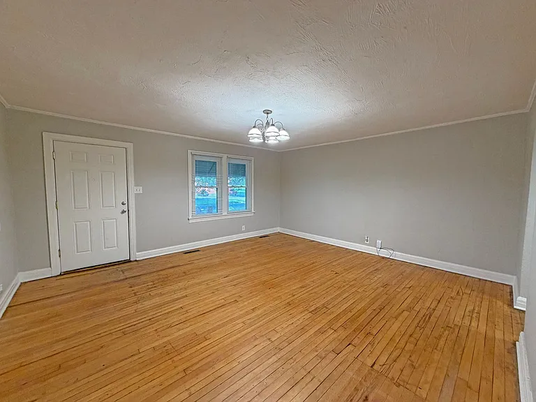 920 N Pickwick Ave — Photo 3