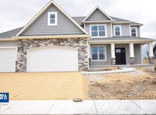 825 Coventry Cir N, Sycamore, IL 60178