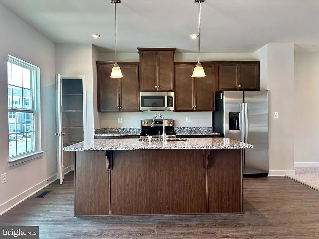 3 bed, 4.0 bath, 1619 sqft, $2,300 — Photo 3