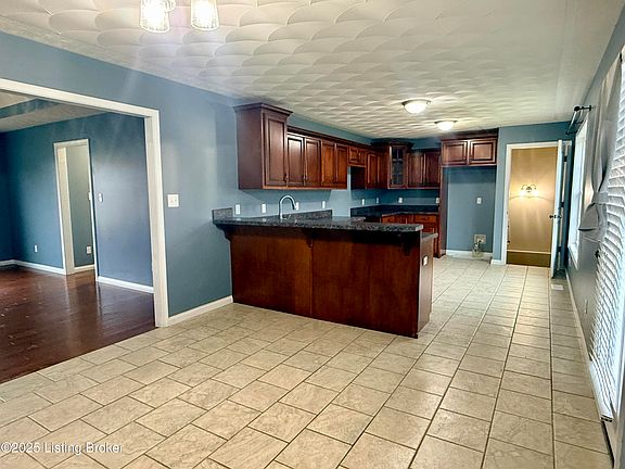 4th image of 110 N Howard St