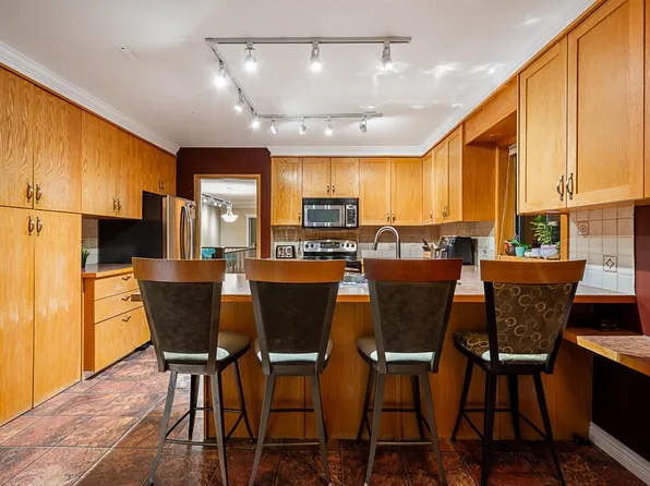 949 Lynwood Ave, Pt Coquitlam, BC V3B 6J7