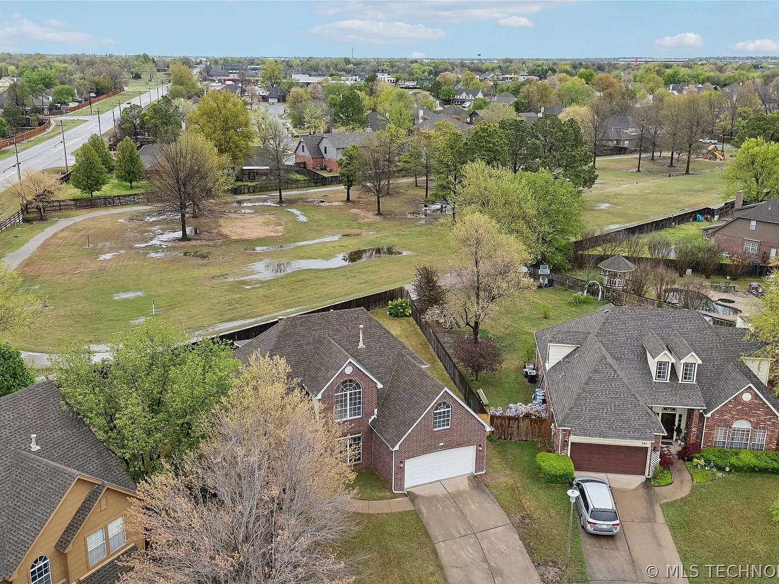4 bed, 3.0 bath, 2498 sqft, $2,550 — Photo 3