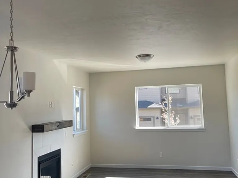 944 NE Paula Dr — Photo 2