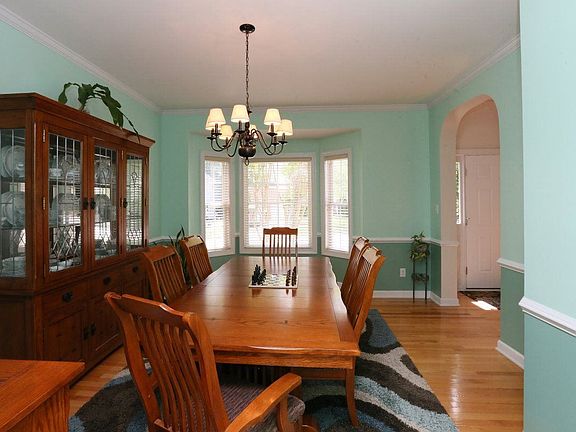 4th image of 119 Drakewood Pl W