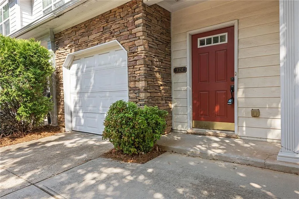 3 bed, 2.5 bath, 1796 sqft, $2,600 — Photo 3