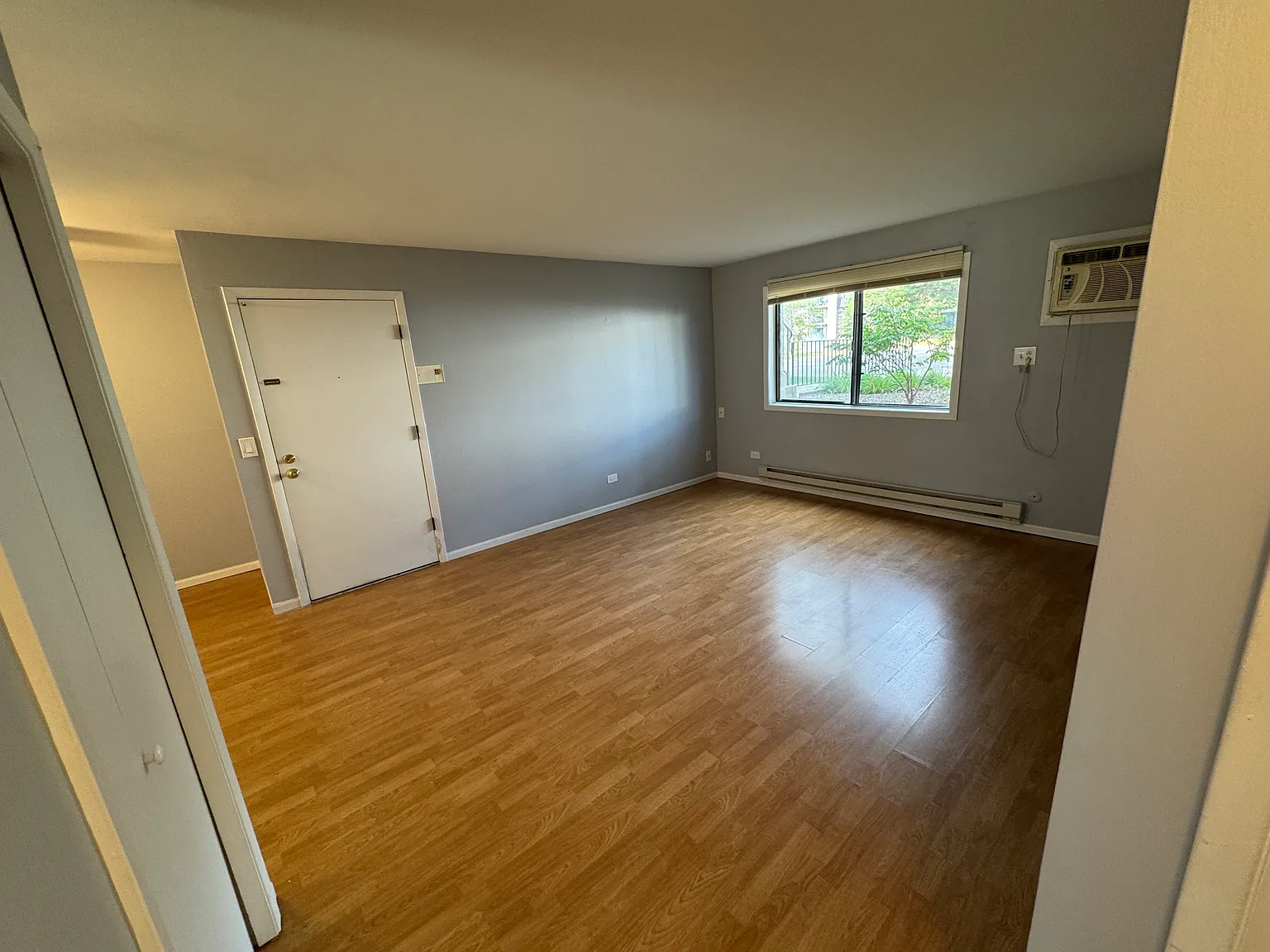 191 N Waters Edge Dr — Photo 2
