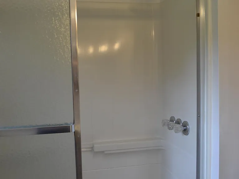 Shower/tub