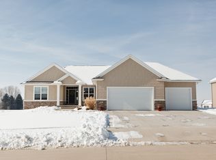 203 Sunflower Dr, Fairfax, IA 52228