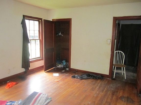 2nd image of 613 Gresham St