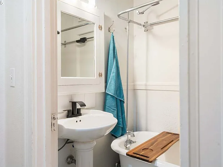 NW Couch St — Photo 12