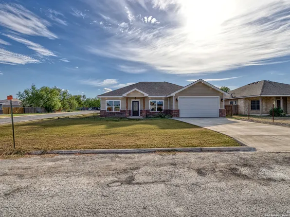 68 /18 Sunday / Garza Ct, Uvalde, TX 78801