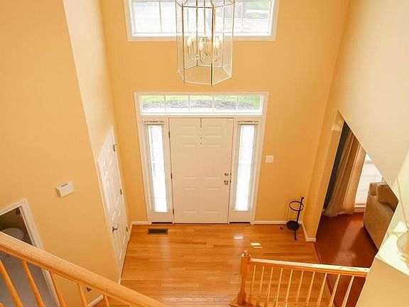 Gorgeous 2-story foyer