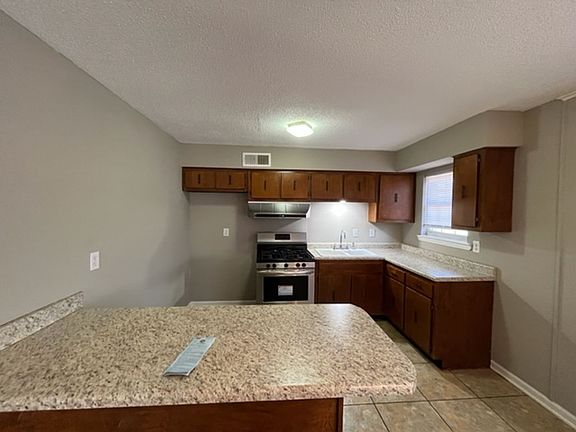 3rd image of 6390 Greenbriar Dr