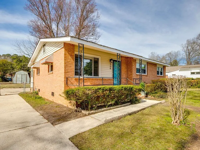 904 Beverly Dr — Photo 2