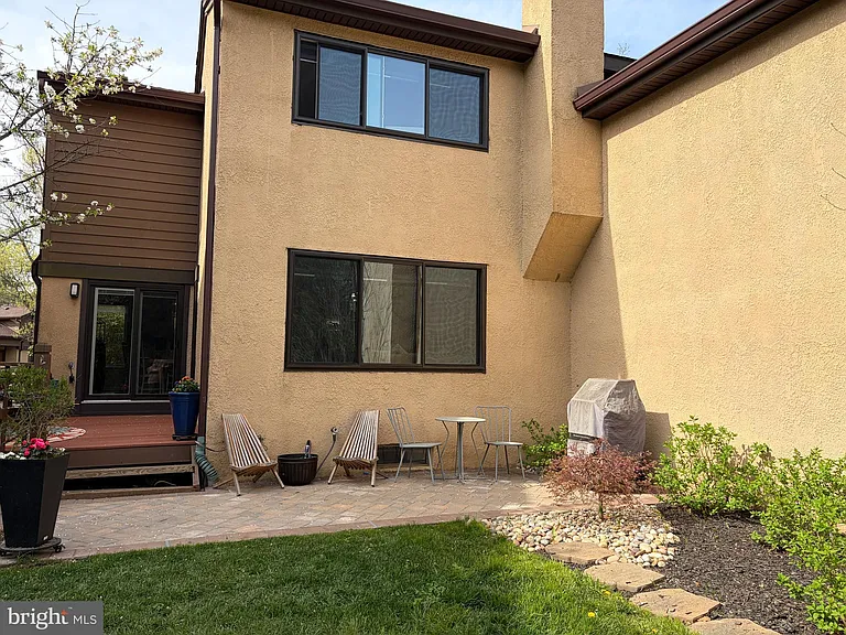 98 Sayre Dr — Photo 36