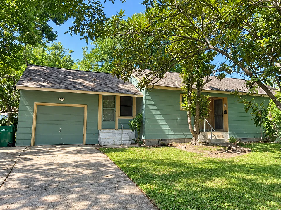 1910 Oaklawn Dr