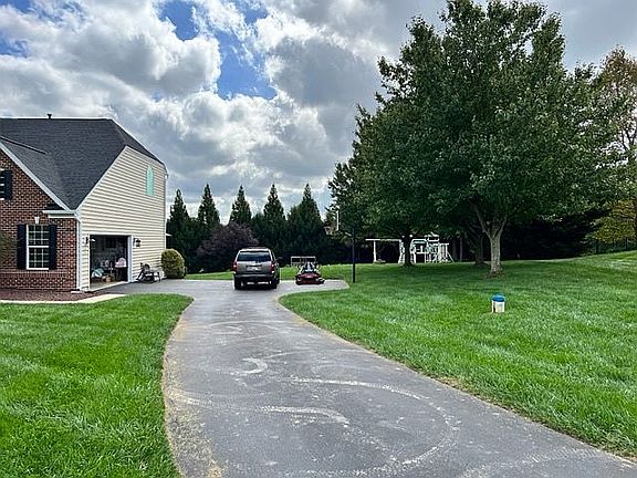 4th image of 1704 White Pine Way