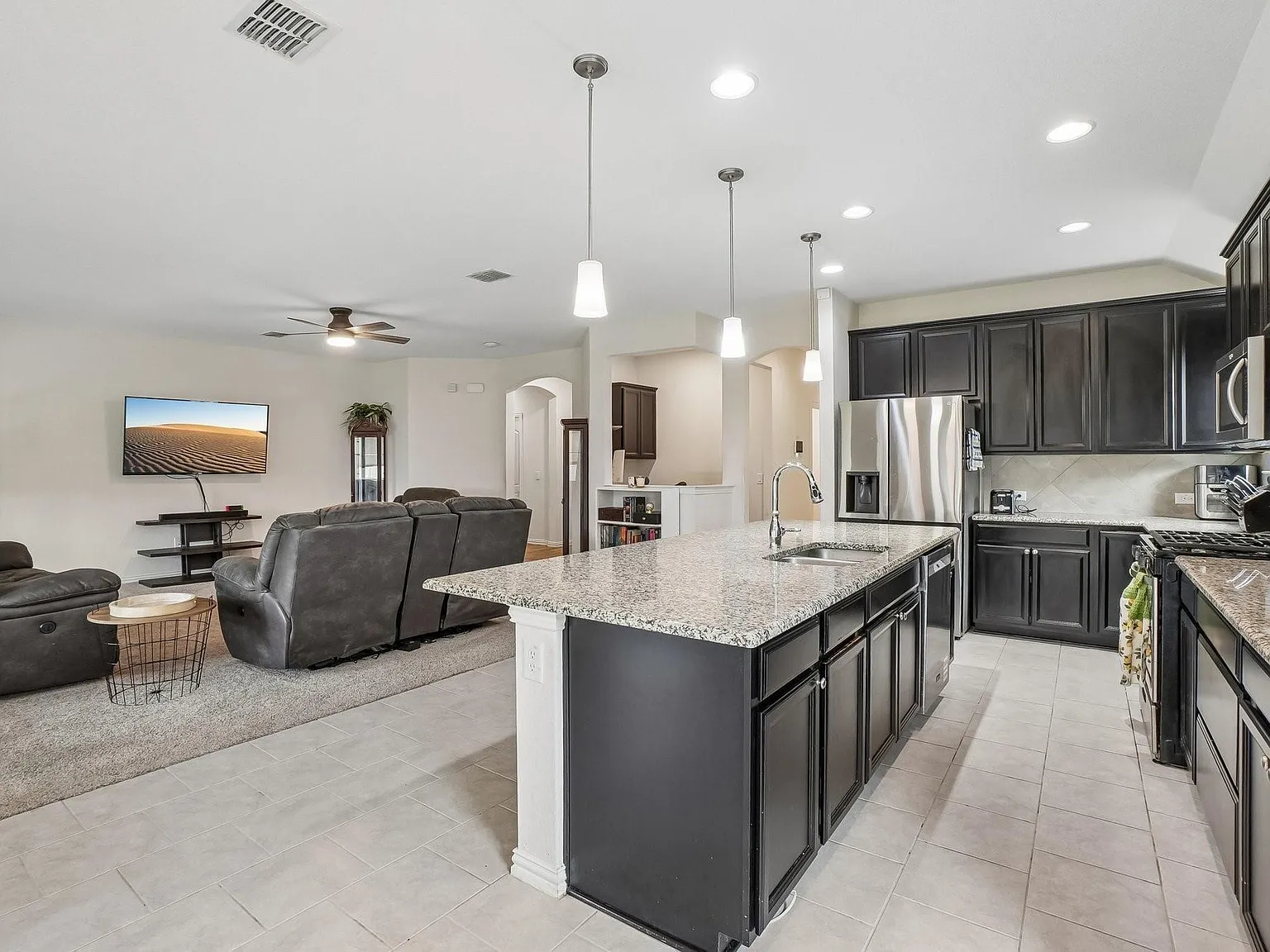 5 bed, 2.5 bath, 2587 sqft, $3,200 — Photo 3