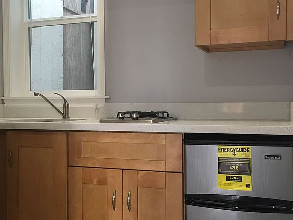 3rd image of 40 Niagara Ave #7
