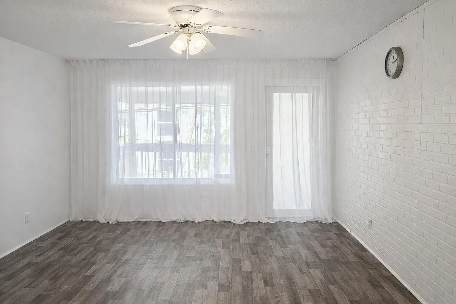 3 bed, 2.0 bath, 1050 sqft, $4,000 — Photo 2