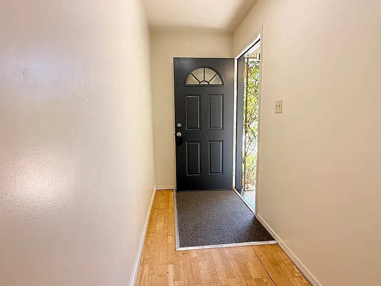 550 Highland Dr — Photo 3