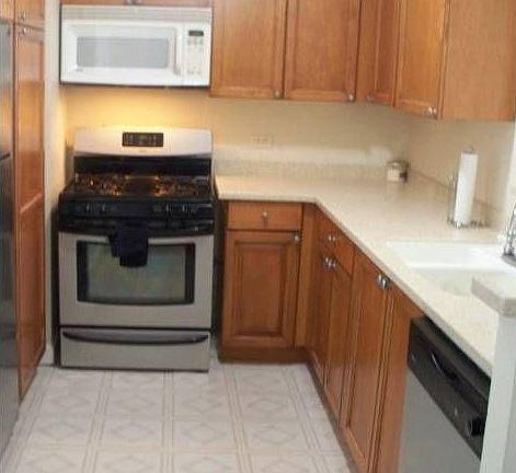 Kitchen with breakfast ba