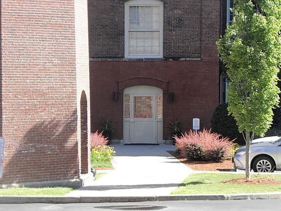 2nd image of 52 Lawrence Dr #M309