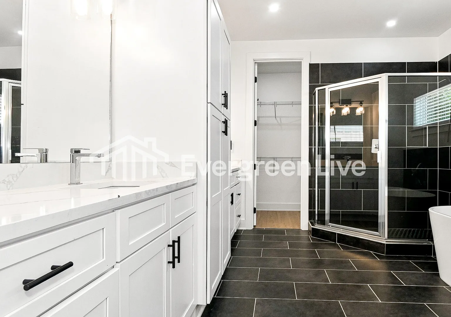 5 bed, 3.0 bath, 2400 sqft, $2,195 — Photo 3