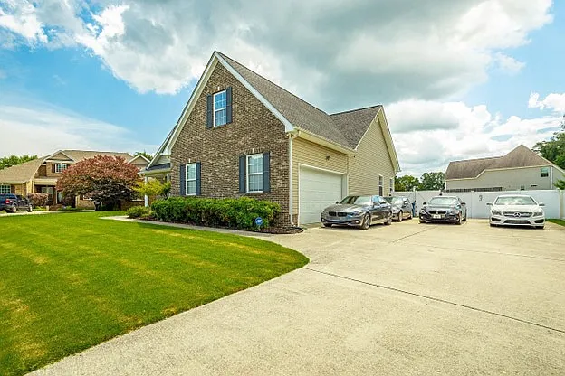 7629 Prince Dr — Photo 2