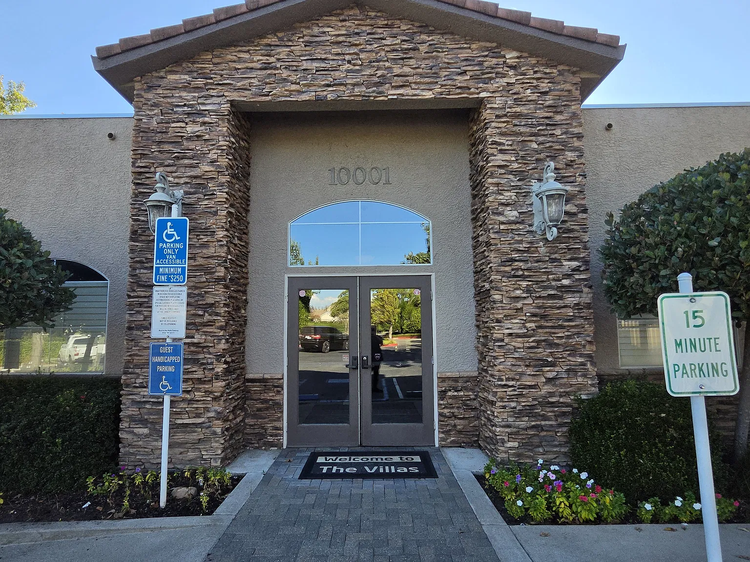3 bed, 1261 sqft, $2,450 — Photo 2