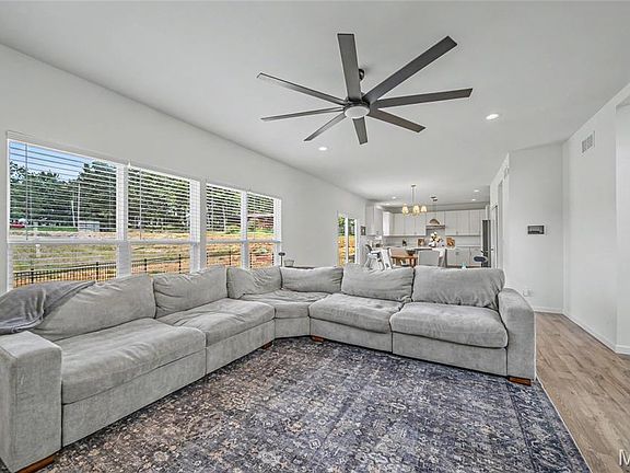 5th image of 2201 Clover Ln