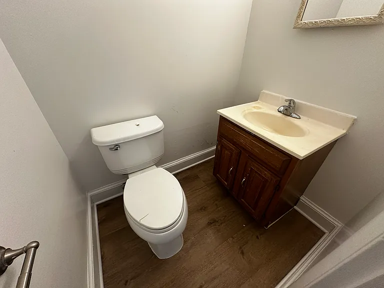 306 E St NE — Photo 13
