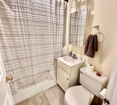 3rd image of 212 Hanover St #2