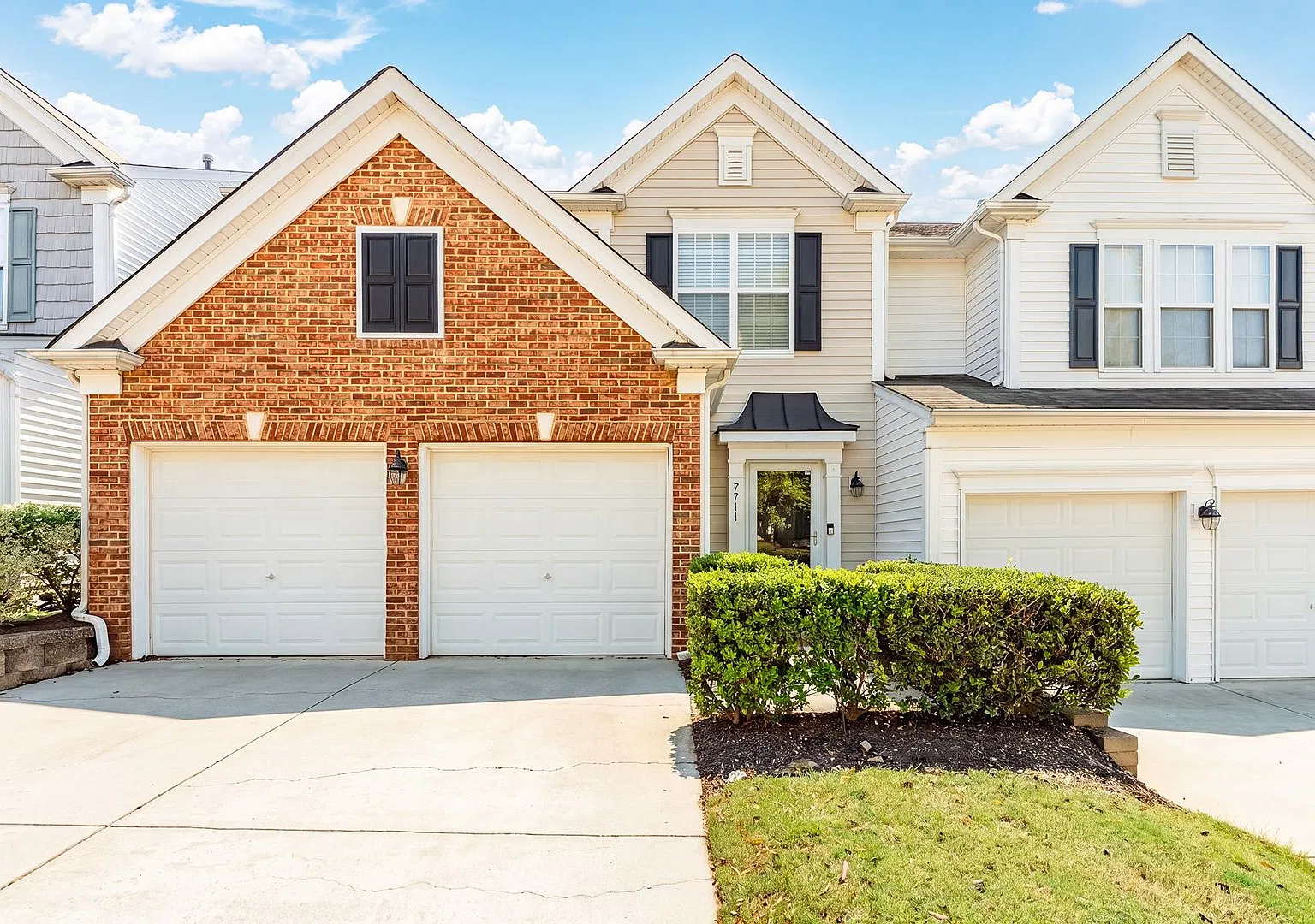 Phenomenal location+ 3 bed 2.5 bath Townhome in Long Lake with Amenities Galore! — Photo 1