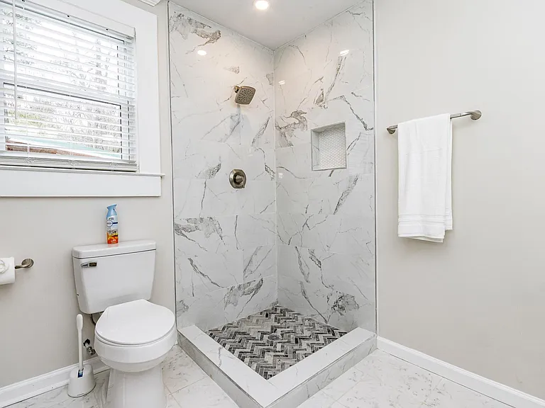 110 Jordan Ln — Photo 14