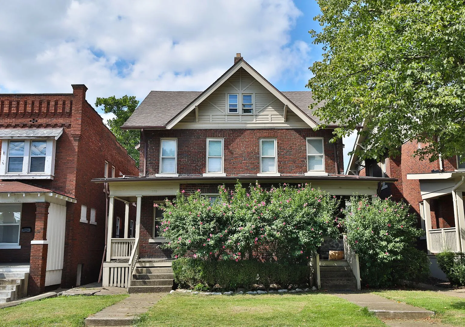 Central Campus - LARGE 4 Bedroom House with off-street parking — Photo 3