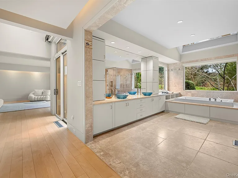121 Piping Rock Rd — Photo 11