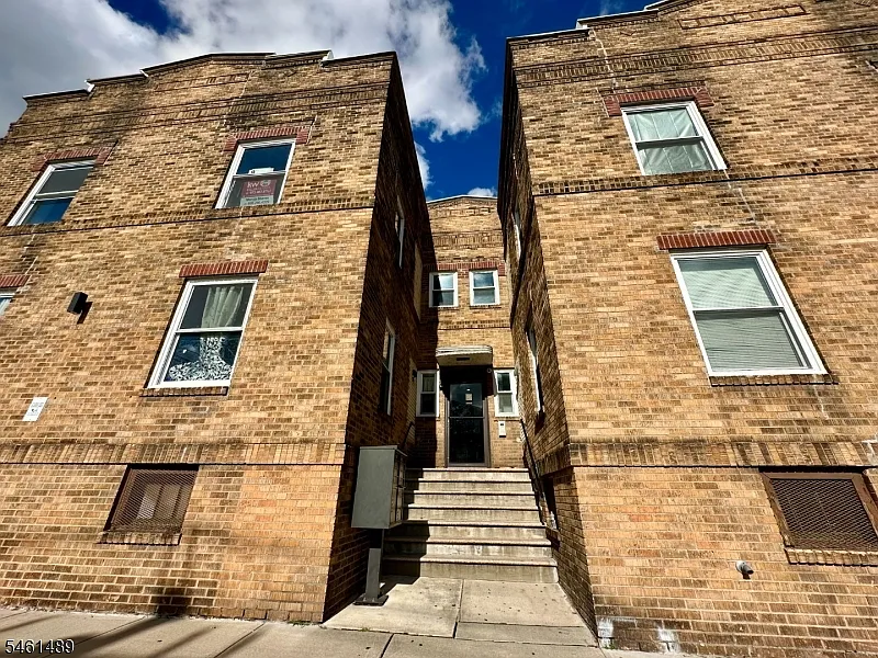 4 bed, 1.0 bath, $1,950 — Photo 2