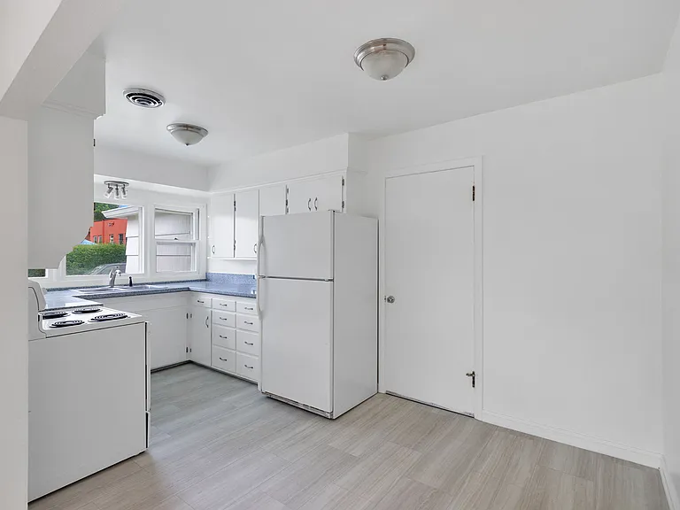 3715 NE Roselawn St — Photo 8