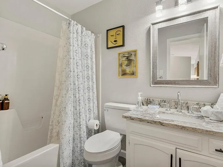 E 67th Pl — Photo 18