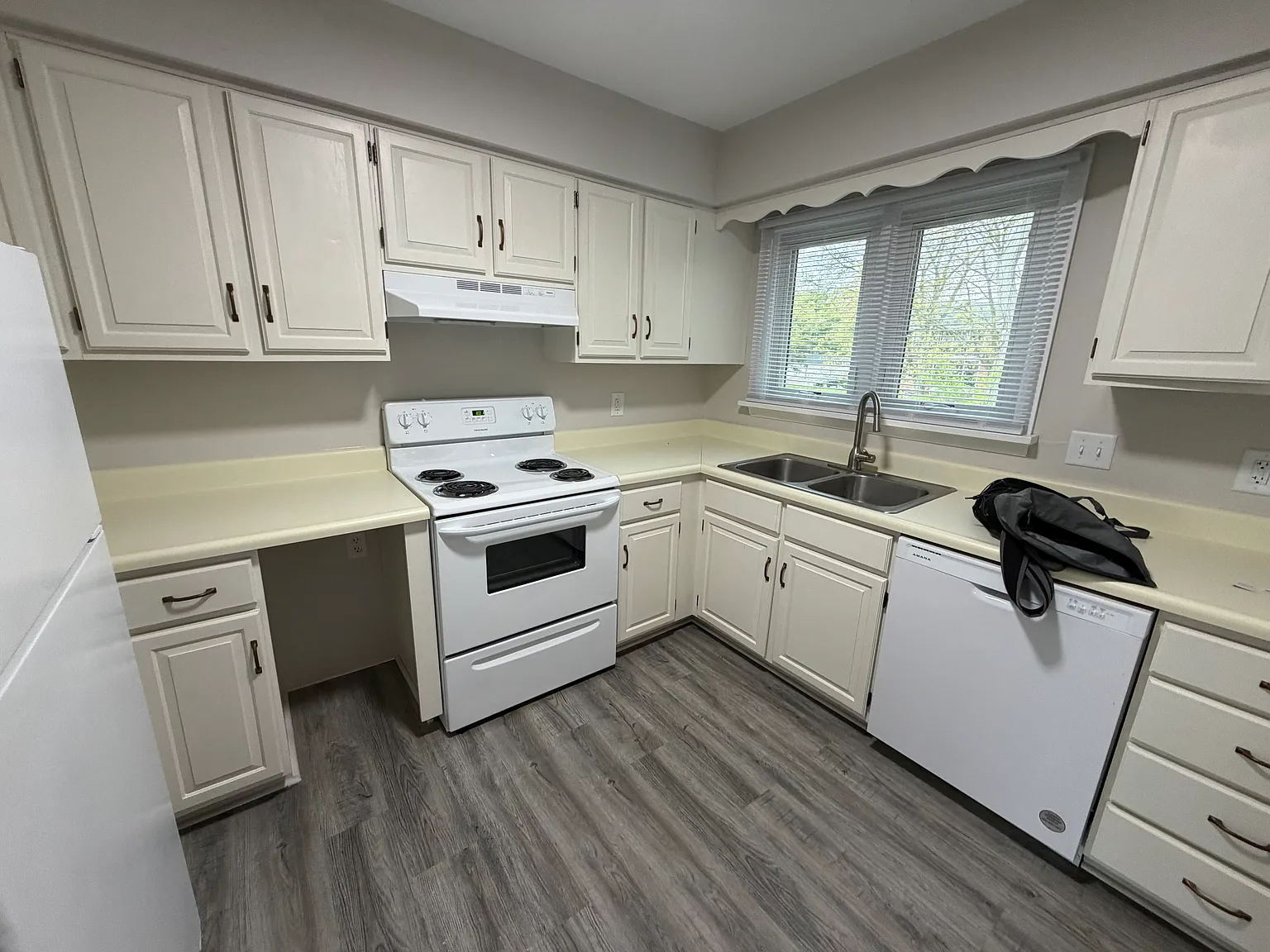 5544 Cresthaven Ln — Photo 2