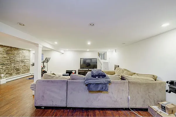 Rented by Compass | media 18