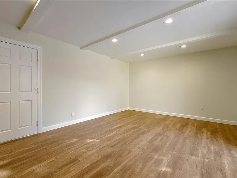 2448 Whitethorne Dr — Photo 20