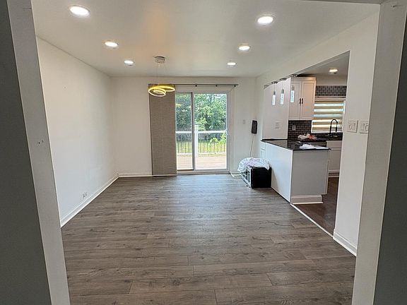 3rd image of 301 W Hazeltine Ave #1
