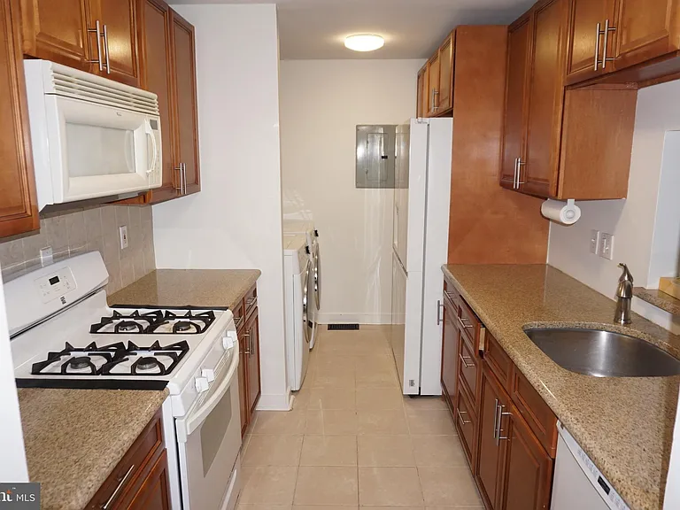 901 Thornton Ct #901 — Photo 5