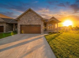 112 Leneve St, Lambton Shores, ON