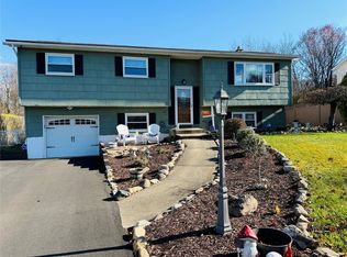 97 Rolling Meadows Rd, Middletown, NY 10940